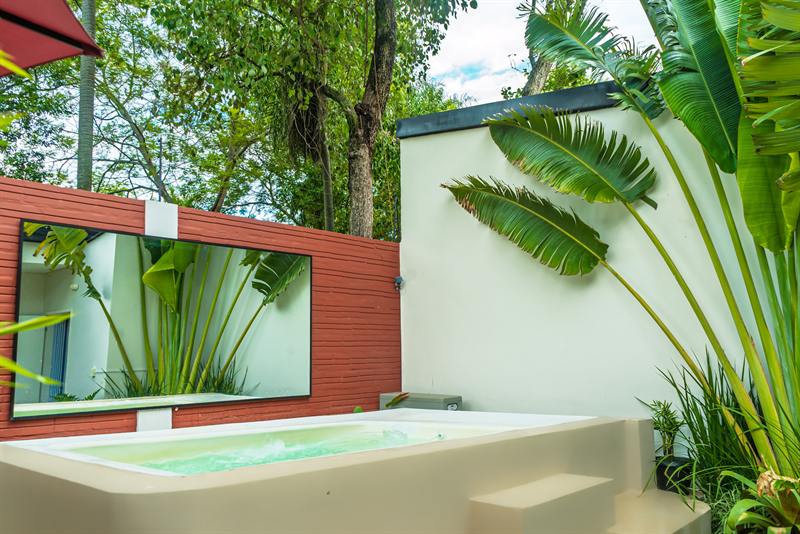 Jacuzzi exterior de Cádiz Suite