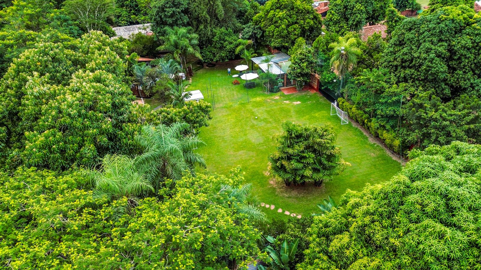 Vista aérea de la sede Itauguá: jardín y árboles