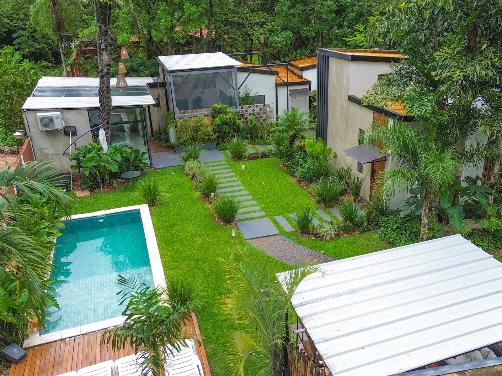 Vista aérea de la sede San Bernardino: piscina, jardín y cabañas