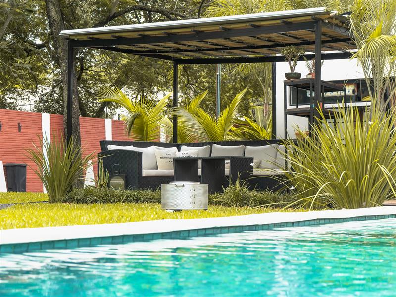 Lounge junto a la piscina